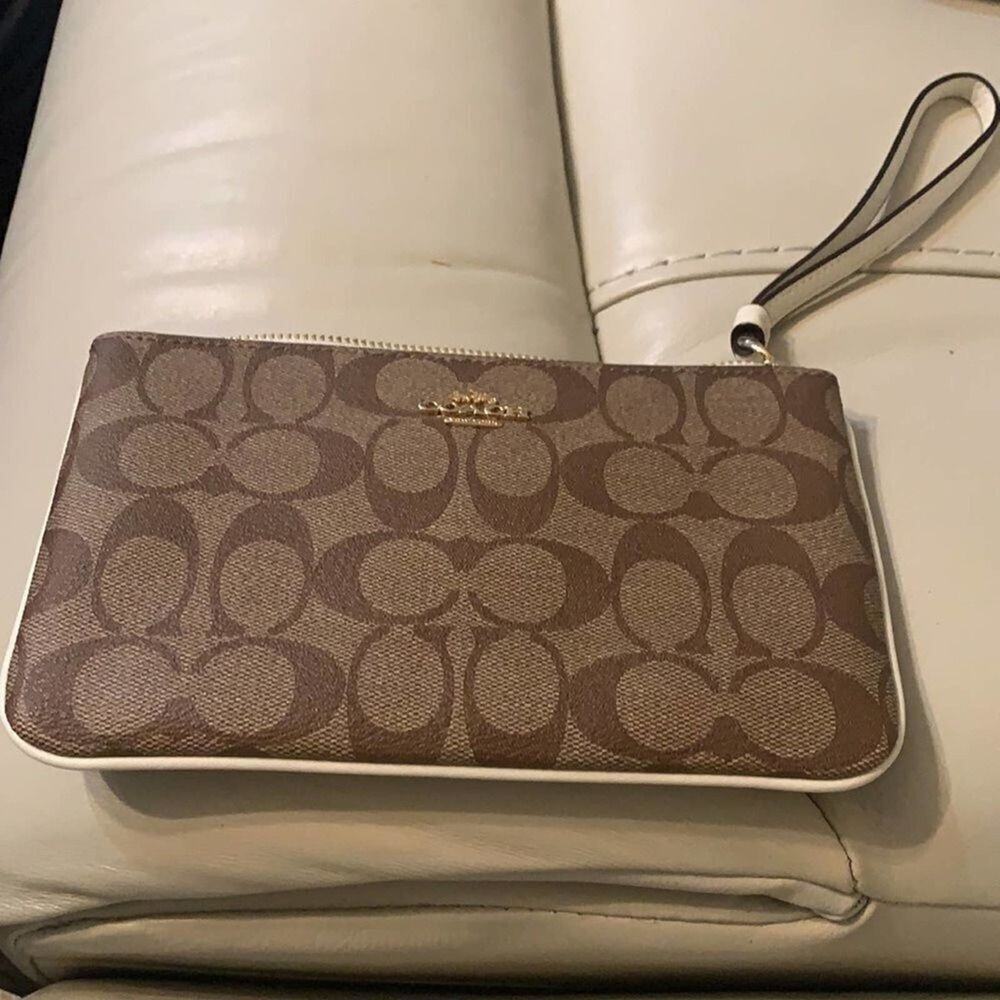 NWT COACH CORNER ZIP LARGE WRISLET SIGNATURE CANVAS KHAKI